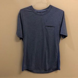 Men’s Lululemon t-shirt with front pocket.
